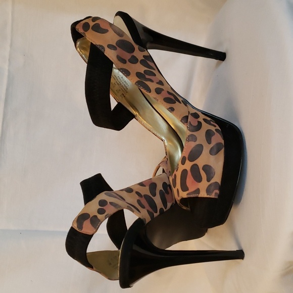 Carlos Santana heels size 8 leopard black - Picture 4 of 4